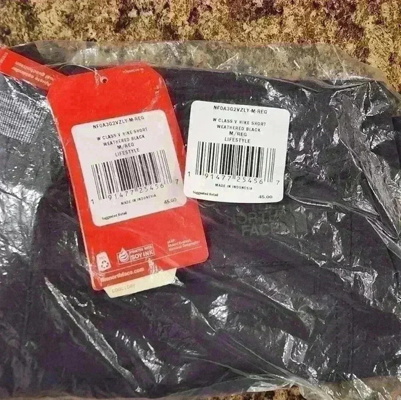 Women's North Face 3" Class V Hike Hiker Short in Weathered Black - Picture 10 of 11